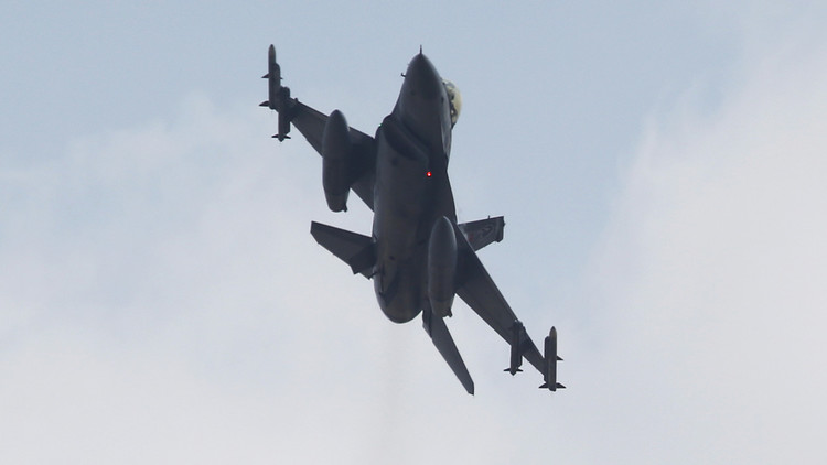 مقاتلة تركية من نوع أف-16 (Reuters)