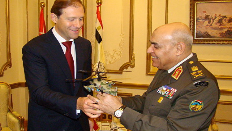 وزير التجارة والصناعة الروسي يقدم لوزير الدفاع المصري نموذجا من مروحية كا - 52كا