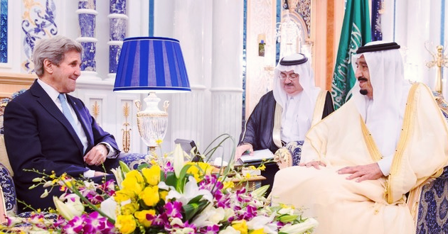 الملك السعودي سلمان بن عبدالعزيز يستقبل وزير الخارجية الأمريكي جون كيري (واس)