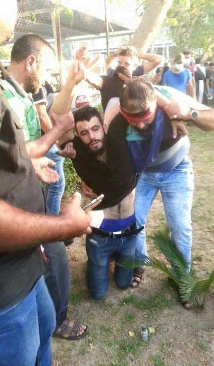 المتظاهرين يحملون مصاب جراء اطلاق العيارات النارية من قبل القوات الامنية الخميس (20/أيار/2016)
