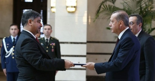 السفير العراقي في تركيا هشام العلوي اثناء تقديمه أوراق اعتماده إلى الرئيس المخلوع اردوغان (ارشيف)