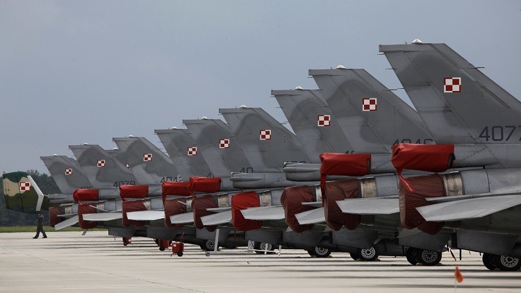 Reuters Kacper Pempel طائرات F-16 في أحد المطارات العسكرية البولندية