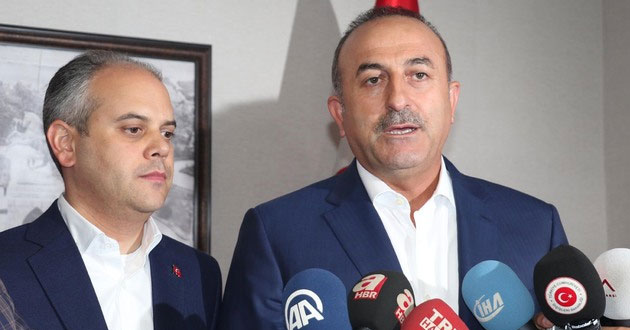 وزير الخارجية التركي مولود تشاويش أوغلو اثناء مؤتمر فيما يخص الانقلاب العسكري.