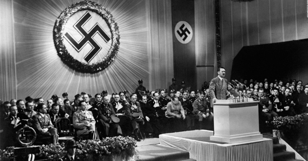 المستشار الألماني أدولف هتلر يتحدث إلى مسؤولي الحزب النازي في عام 1939.