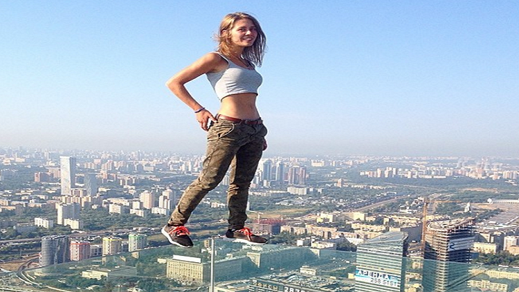 فتاة روسية تلتقط أخطر صور سيلفي في العالم