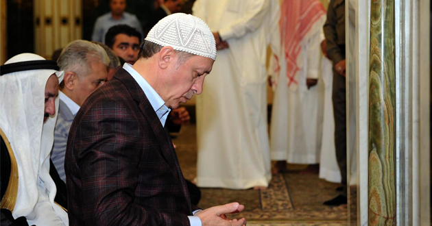 اردوغان يصلي في مكة (ارشيف)
