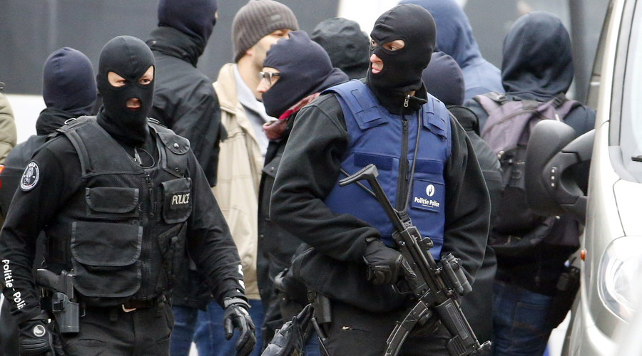 الشرطة البلجيكية يشنون غارة بحثا عن الأصوليين بنت يشتبه مرتبطة الهجمات القاتلة في باريس، في ضاحية بروكسل مولينبيك (16/تشرين الاول/2016) - © Yves Herman / Reuters