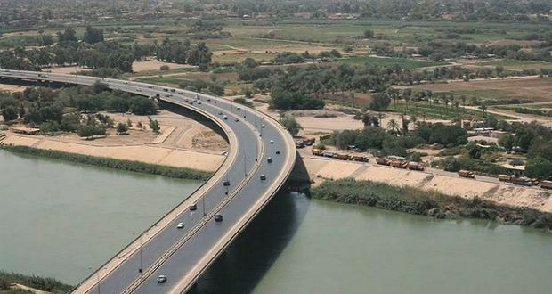 جسر الجادرية وسط العاصمة بغداد، ويظهر نهر دجلة (ارشيفية)