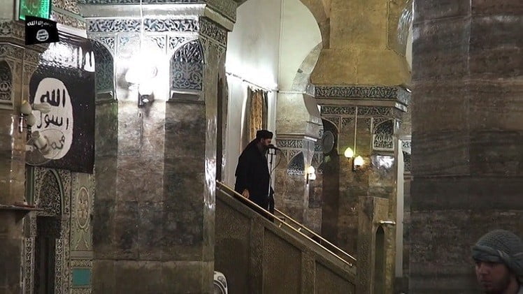 الإرهابي المدعو ابو بكر البغدادي، في جامع الموصل الكبير (ارشيفية - 2014) - AFP