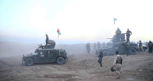 قوات البيشمركة يقف حارسا في قرية وردك المنطقة حازر خلال عملية لاستعادة السيطرة على الموصل بالعراق (17/تشرين الاول) - ( Emrah Yorulmaz - Anadolu Agency )