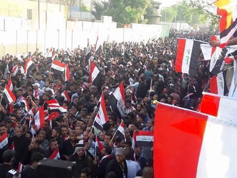 مئات المتظاهرين امام السفارة التركية في بغداد، للمطالبة بسحب القوات التركية فوراً (18/تشرين الاول/2016)