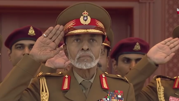السلطان قابوس يحضر عرضا عسكريا بمناسبة العيد الوطني الـ46 في مسقط