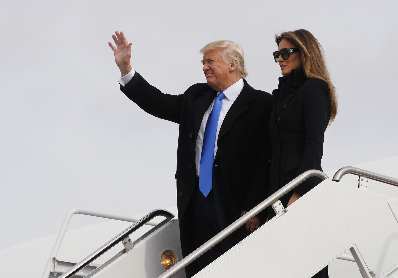الرئيس المنتخب دونالد ترامب، ترافقه زوجته ميلانيا ترامب، يصلون إلى قاعدة اندروز الجوية - الخميس 19/كانون الثاني/2017